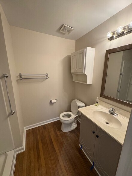 En suite bathroom- 2nd pic - 4702 Pennoak Ln