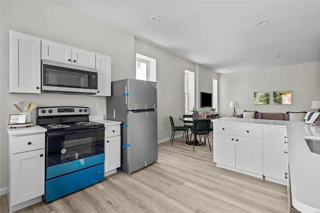 Building Photo - Gorgeous Three Bedrooms\ with IN-UNIT Laun...