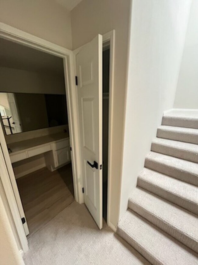 Building Photo - Luxurious Townhouse Located in the exclusi...