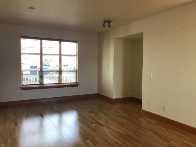 Building Photo - 3911 NE 9th Ave