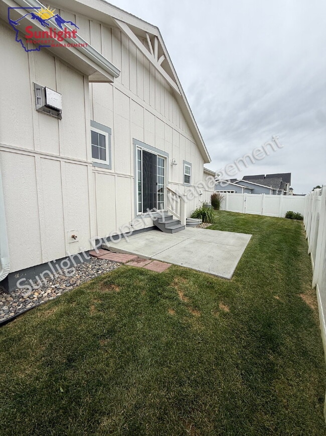 Building Photo - Modern 2 Bed 2 Bath Single Family Home that allows small pets!