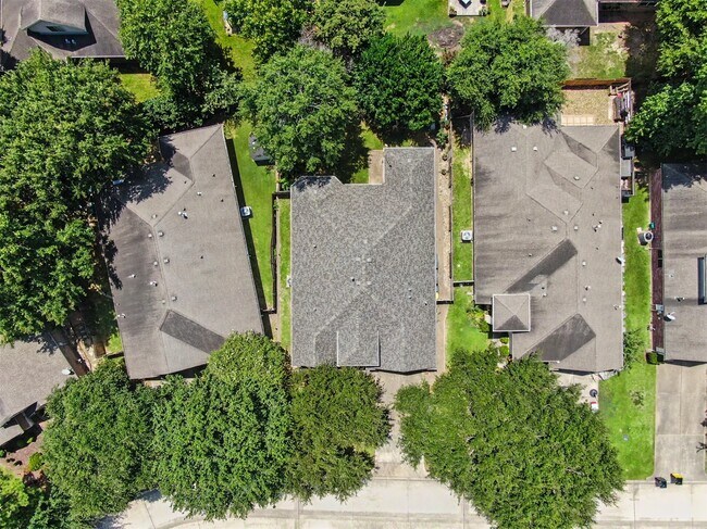 Building Photo - 1912 Hill Manor Dr