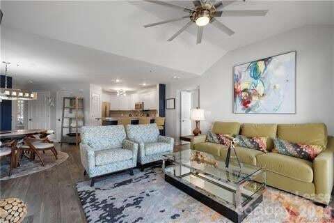 Building Photo - 18015 Kings Point Dr