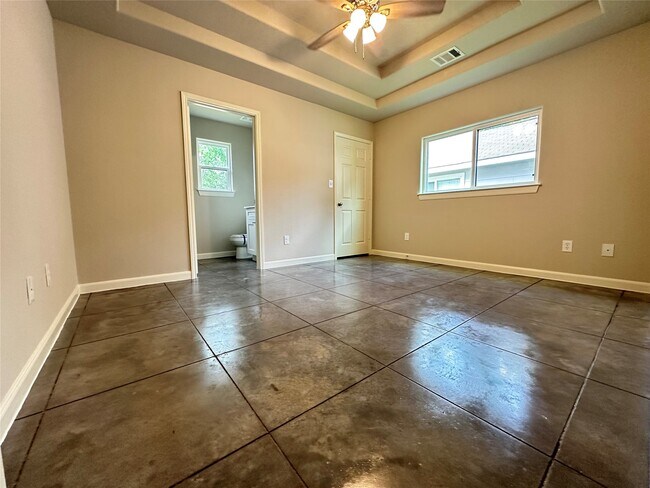 Building Photo - 10796 Royal Magnolia Dr