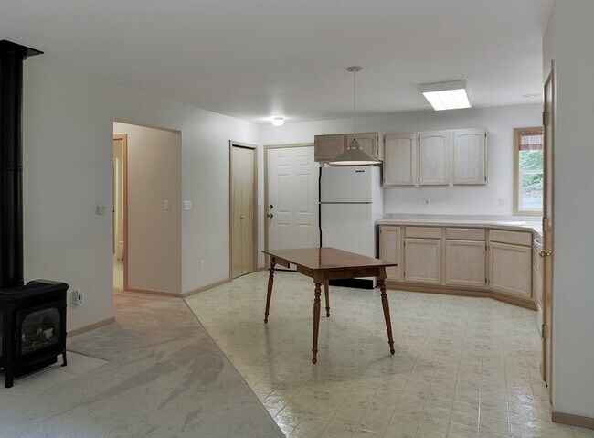Building Photo - Charming 1 Bedroom Cottage with Attached Garage