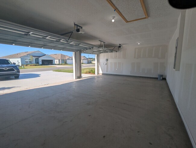 Building Photo - This is for an 18mo LEASE!! ENTRADA SUBDIV...