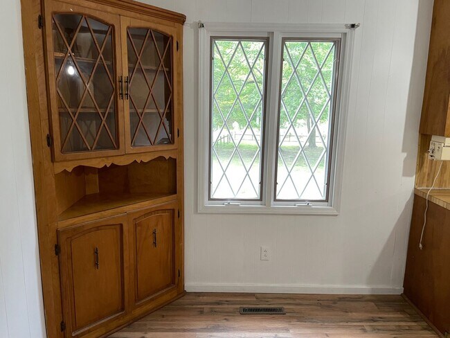 Building Photo - 3 bed 2 bath home