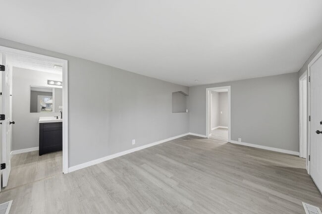 Building Photo - 228 E Siebenthaler Ave