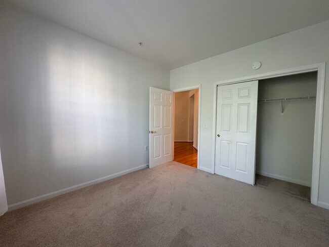 Building Photo - Bright And Cozy 3 Bed 2 Bath Condo With La...