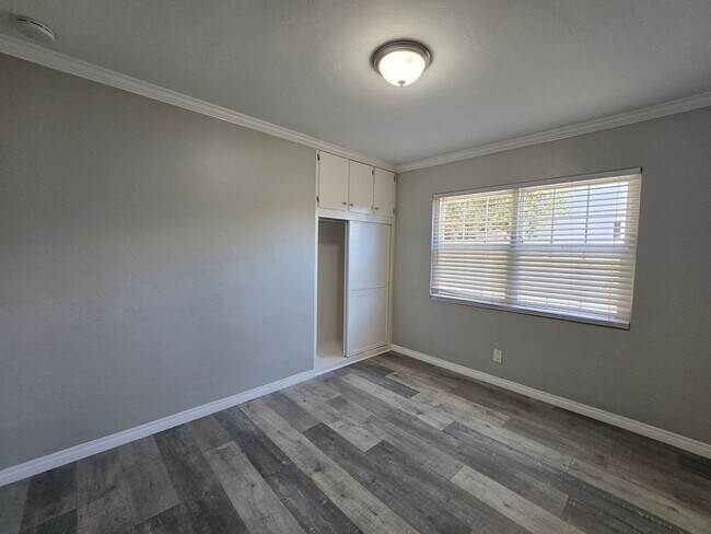 Building Photo - 6 bed house on Tipton Available!