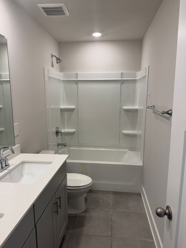 Building Photo - Great Price and location!