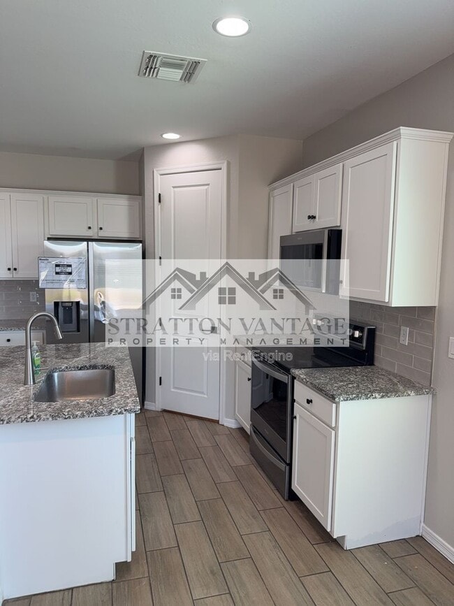 Building Photo - 36005 W San Clemente Ave