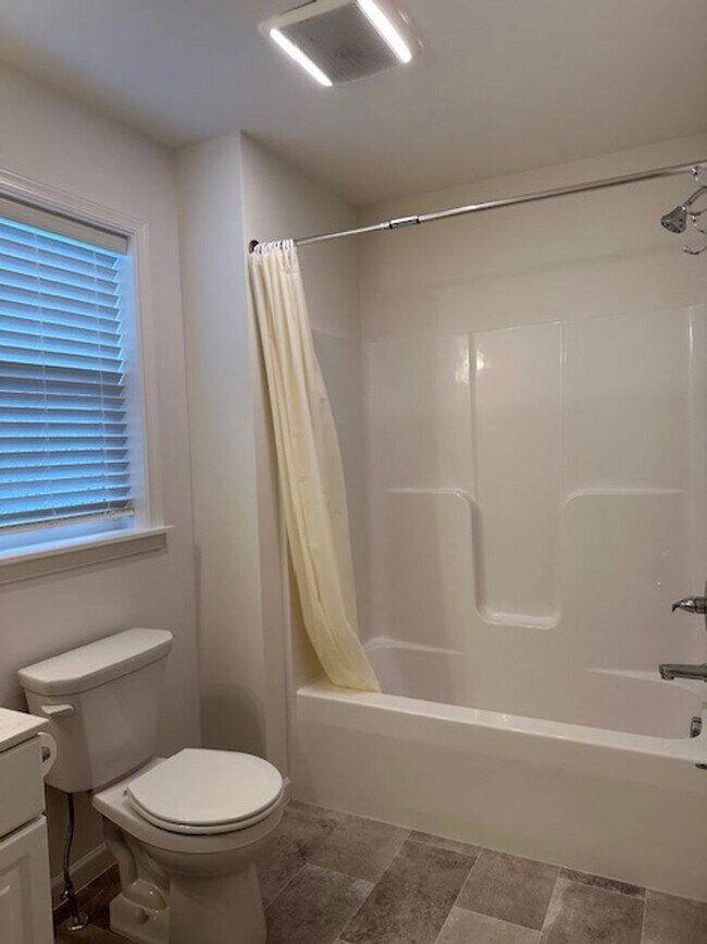 Building Photo - 7884 Oakbrook Dr