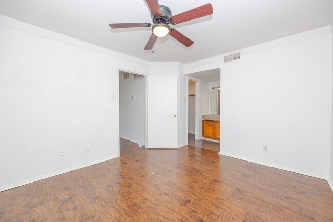 Building Photo - 18333 Roehampton Dr
