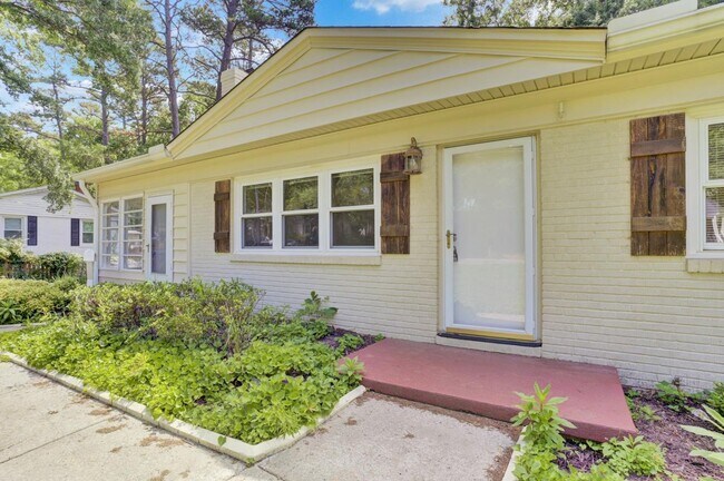 Building Photo - 121 Marshdale Ave SW