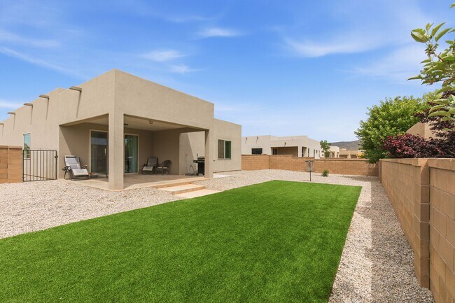 Building Photo - Pristine Four Bedroom 2 Bath home in Mesa Village