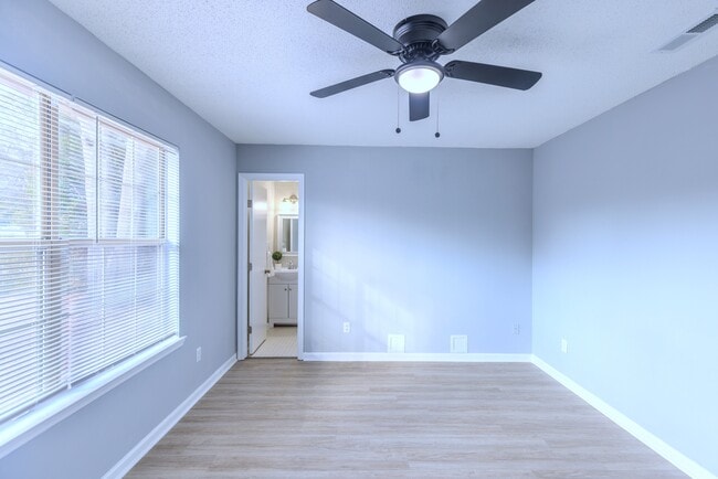 Building Photo - 203 Monroe Ave