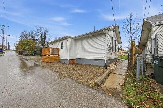 Building Photo - 228 E Siebenthaler Ave