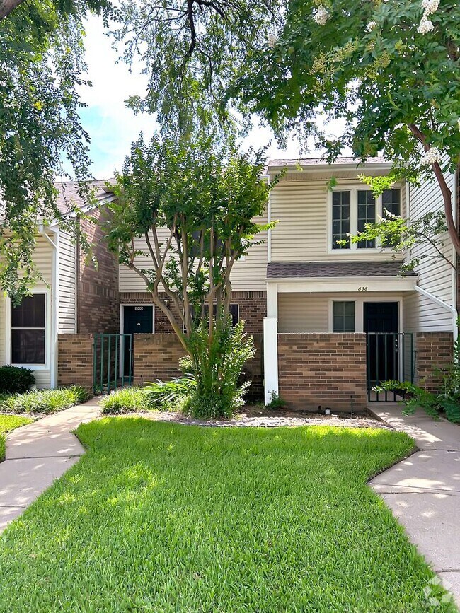 Building Photo - 2-Bed, 2-Bath Townhome with Flexible Floor...