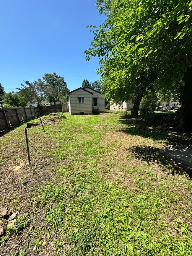 Building Photo - Cozy 3 bed 1.5 bath with Backyard