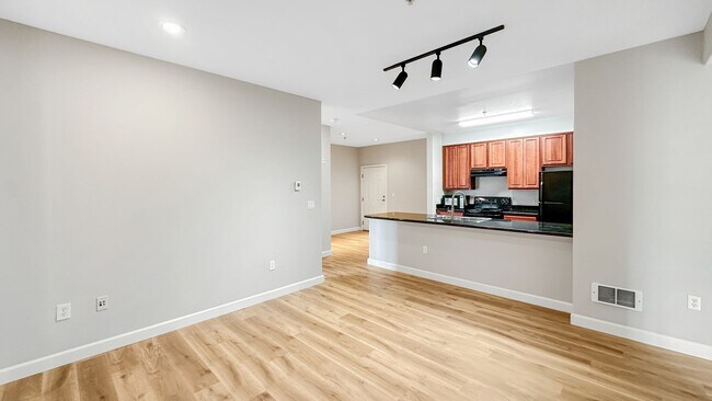 Building Photo - Major renovations and very well kept 3-Bedroom Apartment!