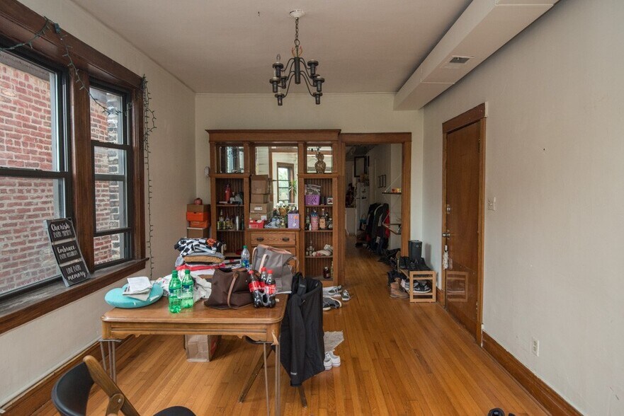 Building Photo - 1919 W Schiller St