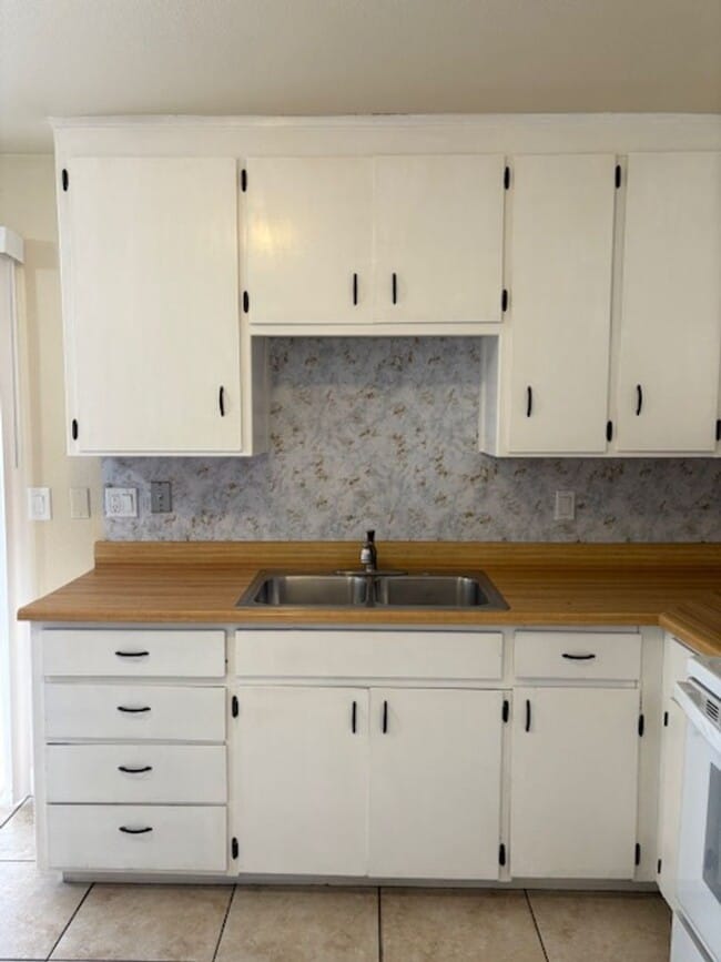 Building Photo - Single story, 3 bed 1.5 bath home.