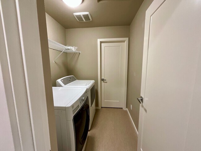 Building Photo - Beautiful and Spacious 4 Bedroom Home in M...