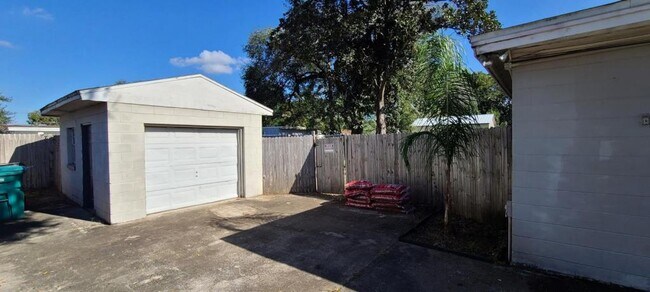 Building Photo - 2027 BENTLEY ST