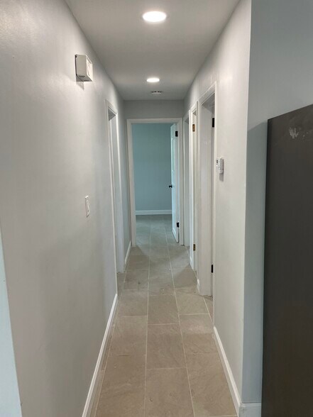 Building Photo - 482 Oakwood Dr