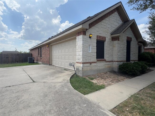 Building Photo - 18612 William Anderson Dr