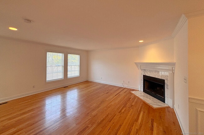 Building Photo - 967 Tunxis Hill Rd