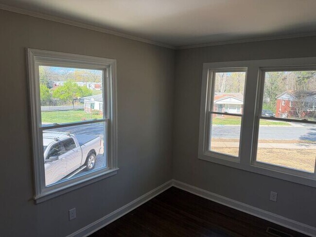 Building Photo - Gorgeous Renovated 3 Bedroom Brick Ranch