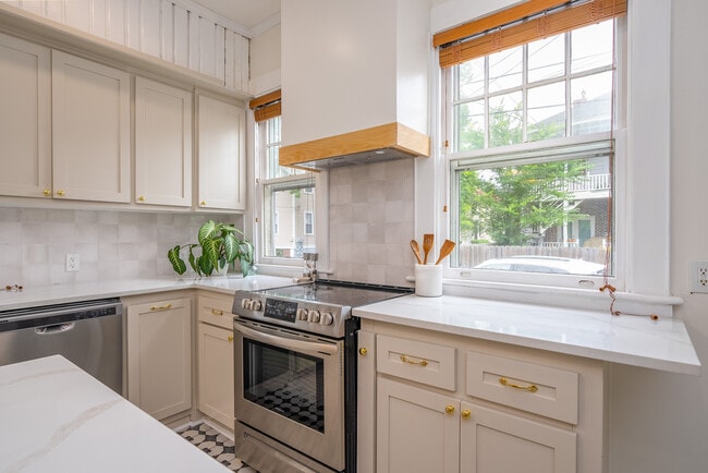 Building Photo - Bungalow Heaven in Baldwin Park!
