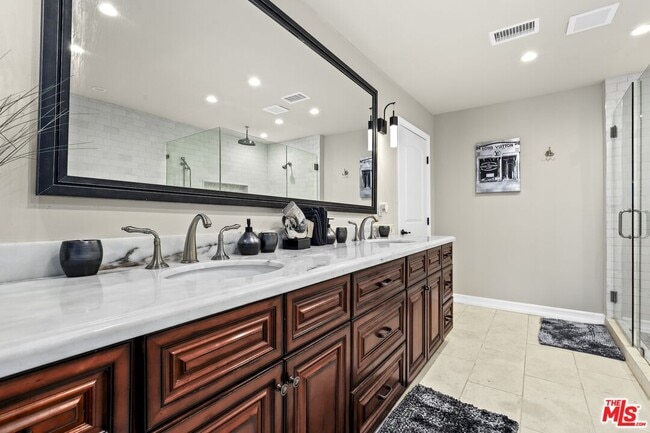 Building Photo - 5940 Manola Way