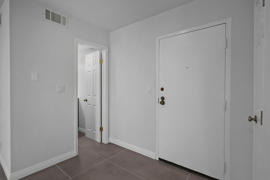 Building Photo - 6145 Whitsett Ave