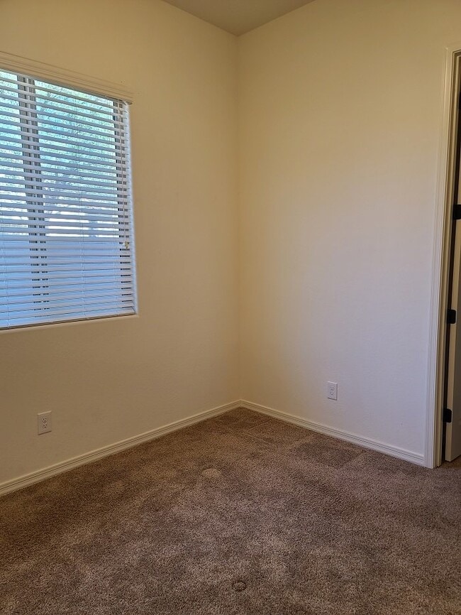 Building Photo - Spacious 4 Bed, 3.5 Bath Anthem Home with Modern Amenities and Prime Location