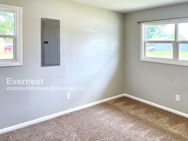 Building Photo - 3302 Village Dr SW