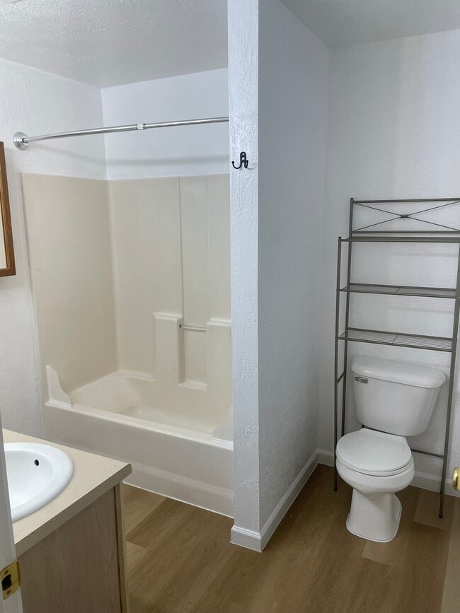 Building Photo - 722 Cedar St