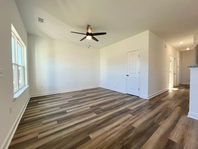 Building Photo - MOVE-IN READY [PET FRIENDLY - SMALL PETS O...