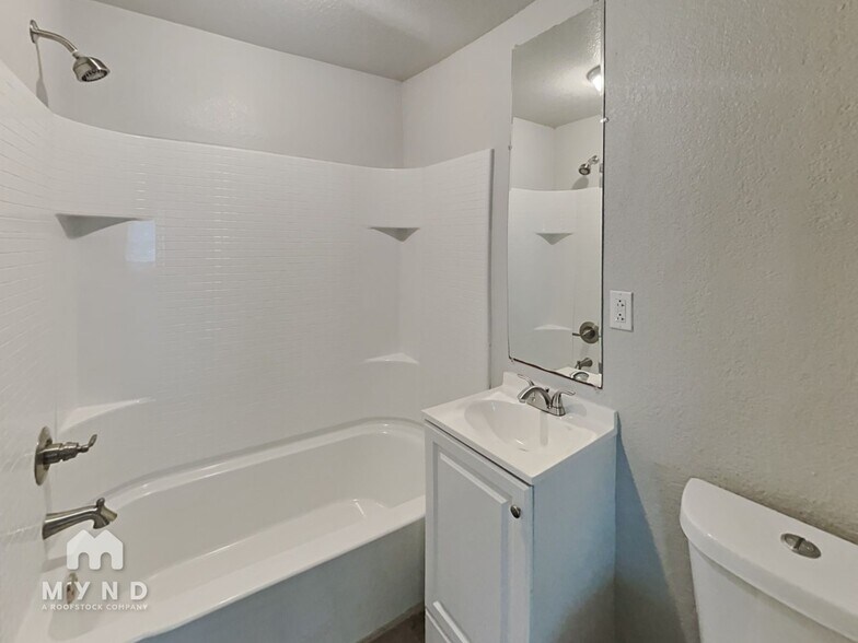 Building Photo - 320 N Main St