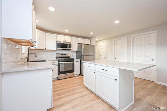 Building Photo - 862 Falcon Dr