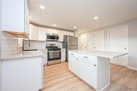 Building Photo - 862 Falcon Dr