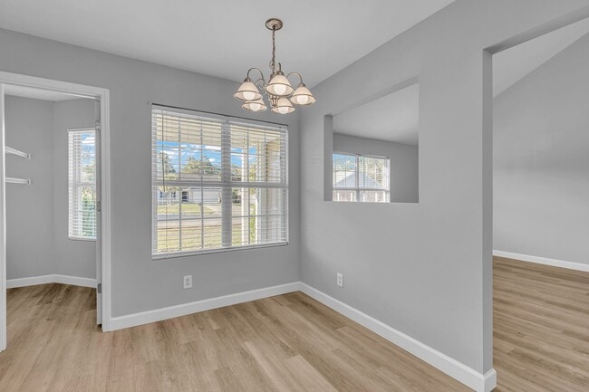 Building Photo - 525 Rushing St