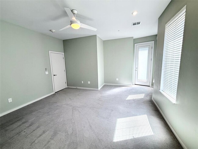 Building Photo - 627 Couch Dr