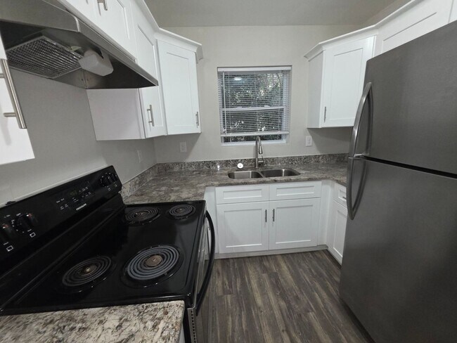 Building Photo - 3136 Creighton Dr