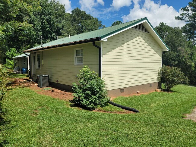 Building Photo - 2BD 1BA Home (Newly Renovated, Yardcare In...