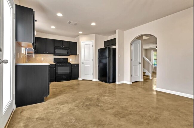 Building Photo - Charming 3-Bed, 2.5-Bath Home with Covered...
