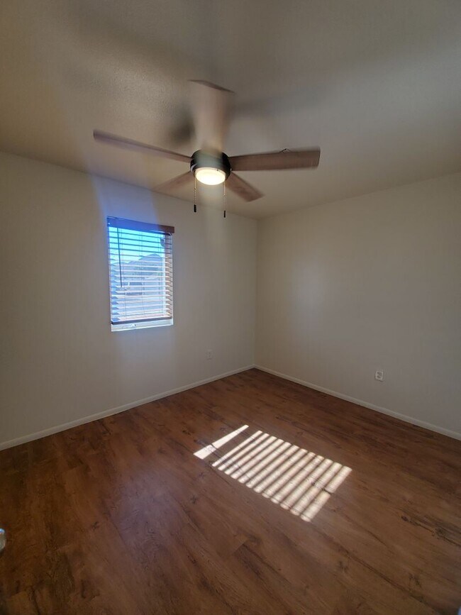 Building Photo - 4 bedroom, 1.5 bath - North Phoenix - Big ...