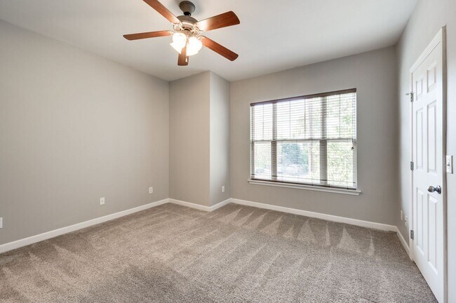 Building Photo - Awesome 2BE/2.5BA in the Pristine Park at ...